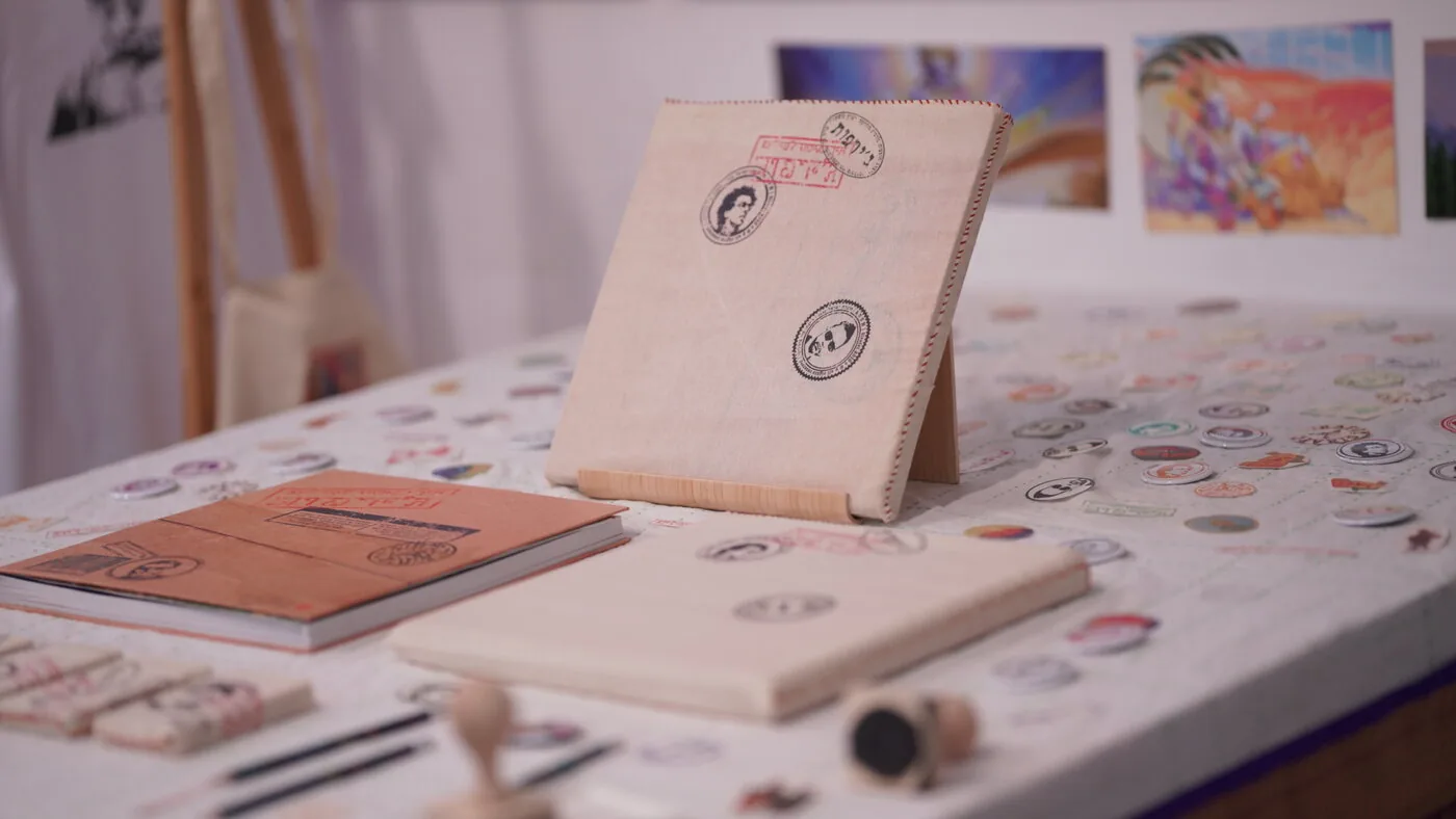 The installation table with albums and stamps